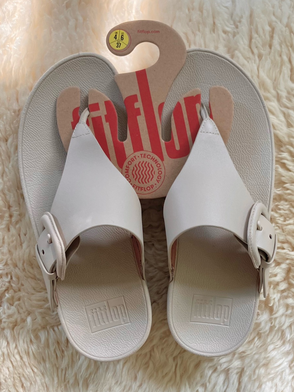 NWT  FitFlop Lulu Covered Buckle Leather Adjustable Toe Post Sandals in Stone 6 - Picture 7 of 16